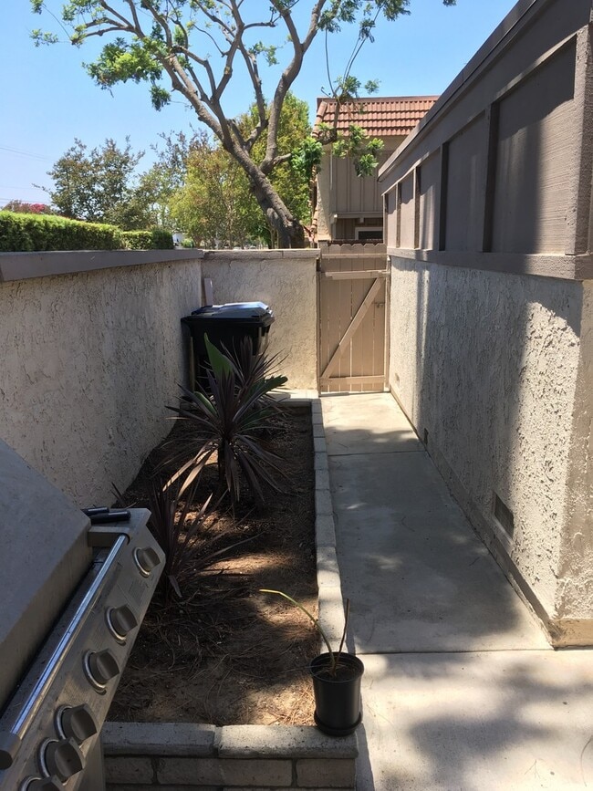 Building Photo - 3 Bedroom Condo - End Unit For Lease