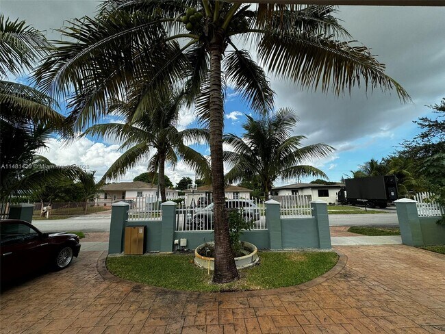Building Photo - 4206 SW 28th St