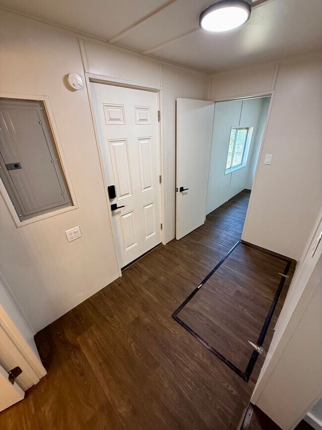 Building Photo - Charming 3-Bedroom Home with Spacious Yards & Modern Comforts in Lewiston