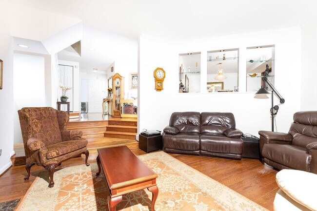 Building Photo - Stunning 4 Bedroom 3 and a Half Bath Bethe...