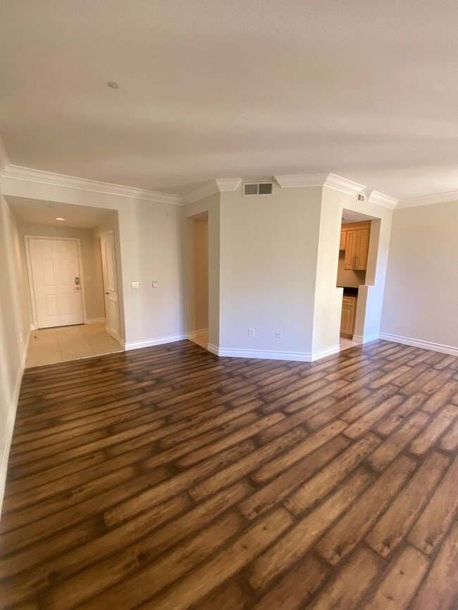 Building Photo - Gorgeous unfurnished 1 bedroom at the fabulous Meridian