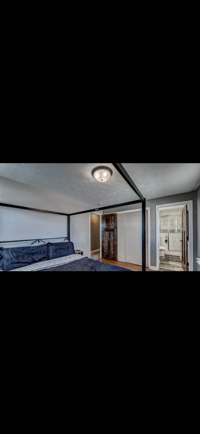 Building Photo - 3323 Parkview Dr