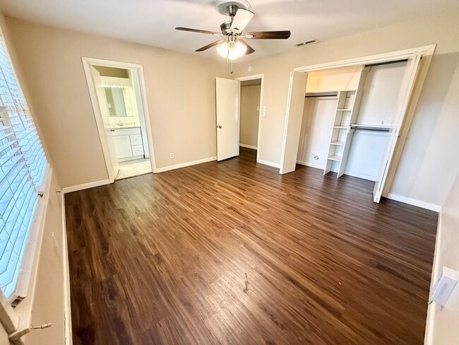 Building Photo - 3-bed/2-bath with two living spaces!