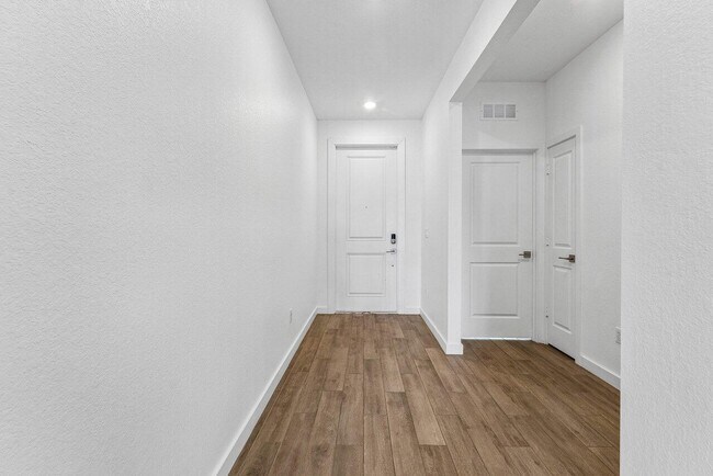 Building Photo - 2770 NE Breezeway Cir