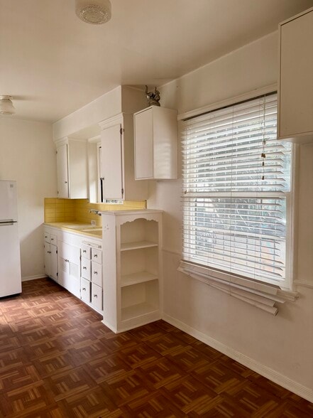 Kitchen - 346 N Curson Ave