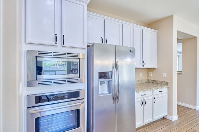 Building Photo - Lynx