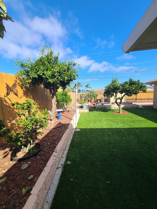 Building Photo - Spacious 4 bed 2 bath + 2 car garage & lar...