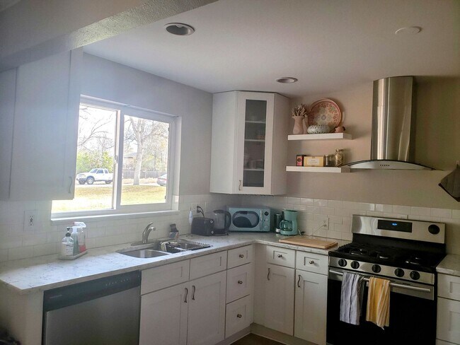 Building Photo - Stylishly Updated 2BR Townhome Near City Park Denver