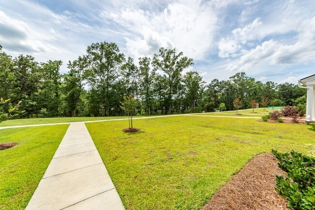 Building Photo - 4 Bedroom, 3.5 Bathroom Townhome in Foxbank Plantation - Moncks Corner