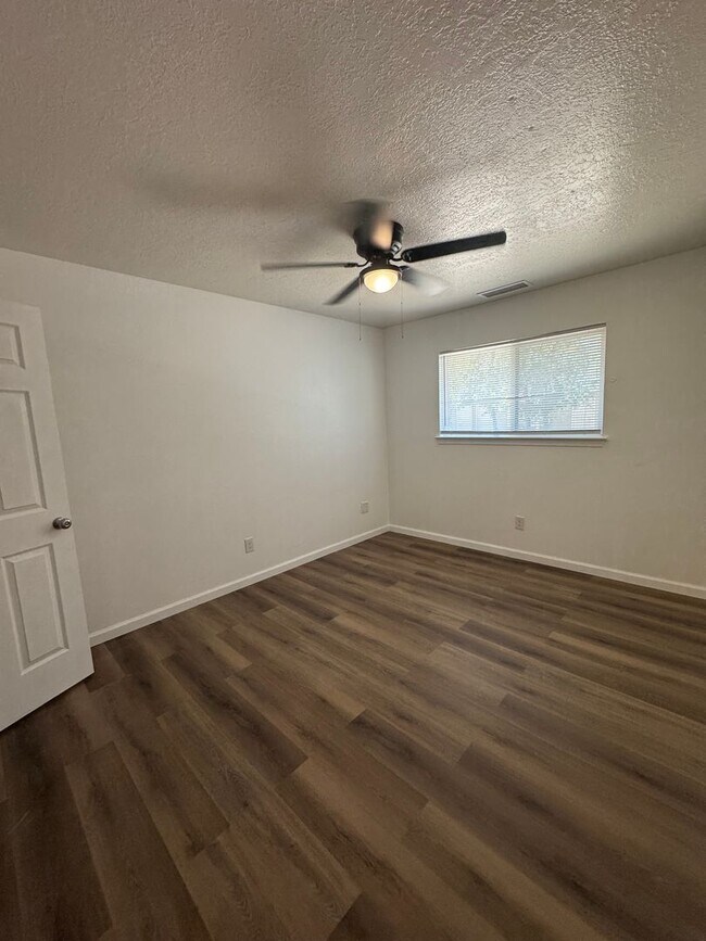 Building Photo - 304 Vassar Dr SE