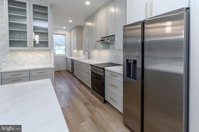 Building Photo - 17 Wilson St