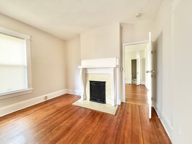 Building Photo - Spacious 3 Bedroom Duplex Convenient to Do...