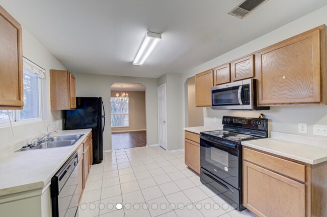 Building Photo - Spacious 3 bed!!!