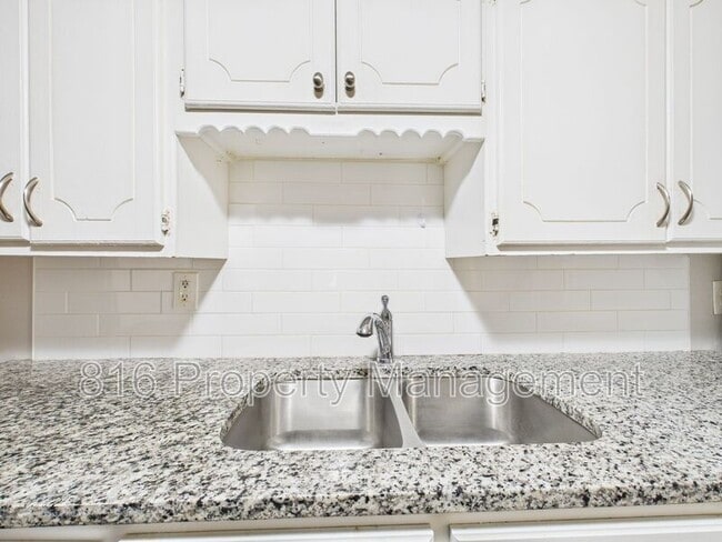 Building Photo - 126 S Village Terrace