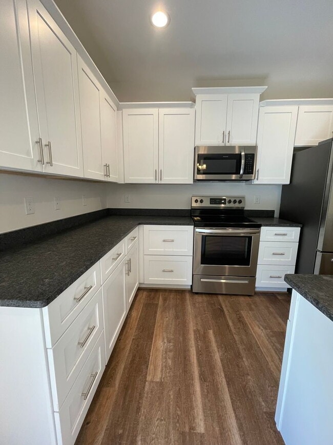 Building Photo - Sign a 12-month lease now and receive the ...