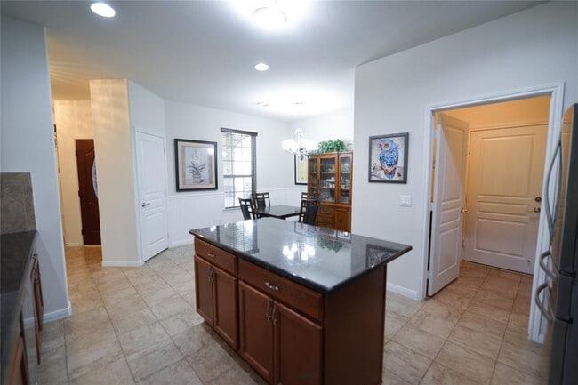 Building Photo - 1211 Majestic Oak
