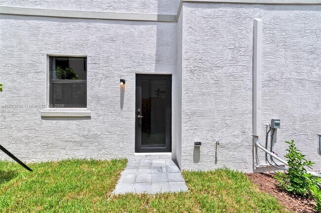 Building Photo - 523 SW 19th Ter