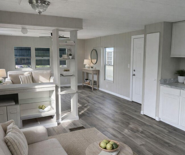 Building Photo - 1250 Lakeview Dr