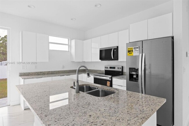 Building Photo - 1923 Sunniland Blvd