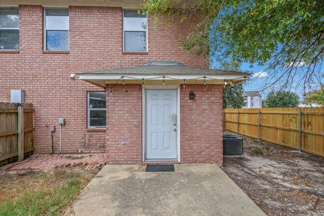 Building Photo - Available August 2026!  3 Bedroom 3 Bathroom Duplex with Yard Close to Campus/Bus Route!