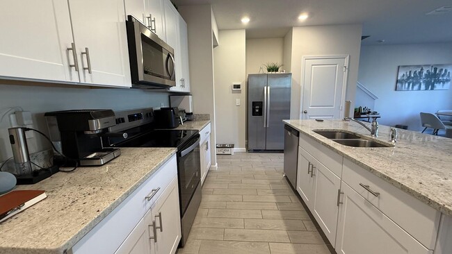 Building Photo - 5784 SE Edgewater Cir