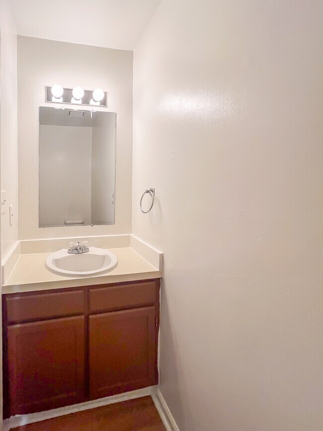 Building Photo - 32 Fox Hill Dr