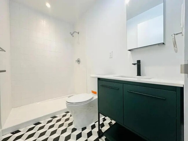 Building Photo - Private Bedroom in a 5 bedroom / 2 bathroo...