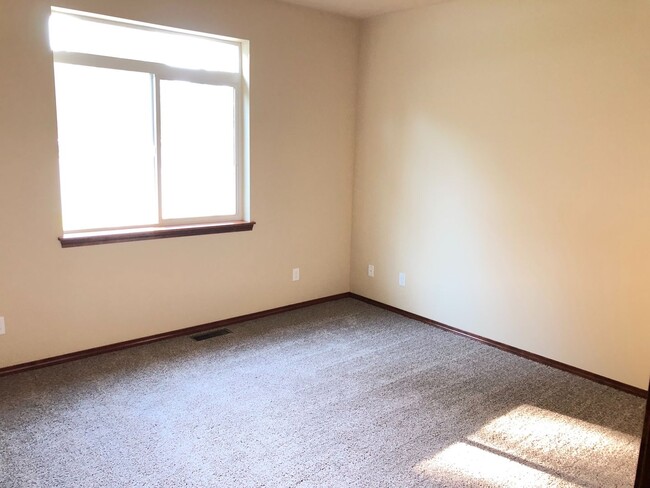 Building Photo - MOVE IN SPECIAL! $500 OFF MOVE IN COST (wi...