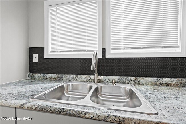 Building Photo - 1018 S 47th St