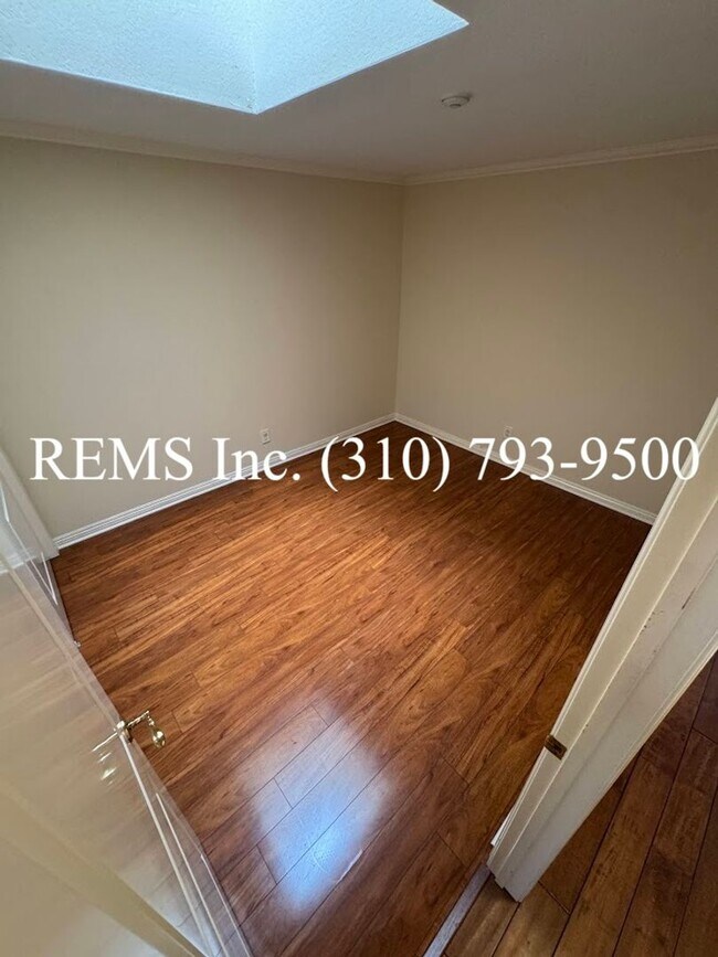 Building Photo - Refurbished Townhome with Laundry Hookups ...
