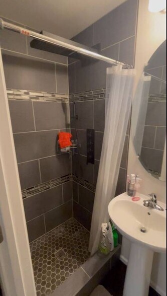 Building Photo - 8203 Hollow Ct