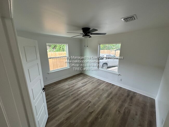 Building Photo - 1404 Des Jardines St