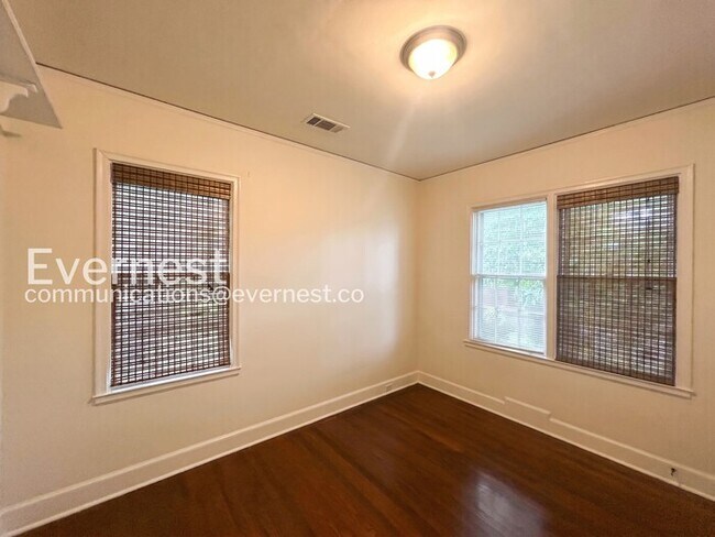 Building Photo - 756 S Willett St