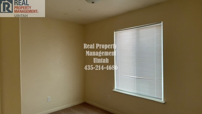 Building Photo - RENT AND DEPOSIT HAS BEEN REDUCED!! 2-bedroom, 2-bathroom Townhouse in SkyPark 1. IS OFFERING A $...