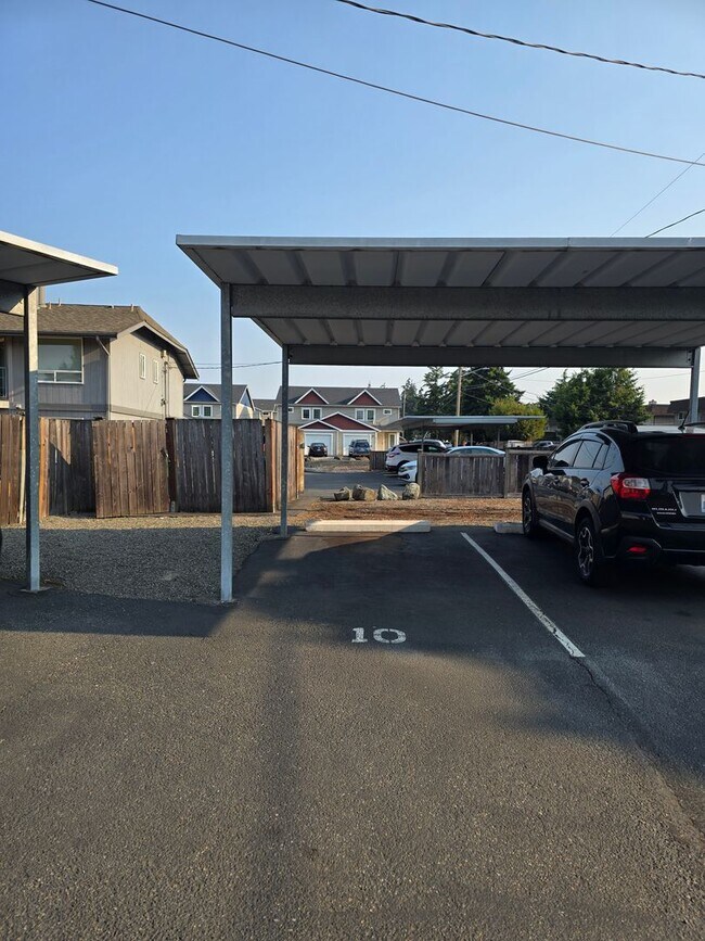 Building Photo - Upper Floor 2 Bedroom with Carport