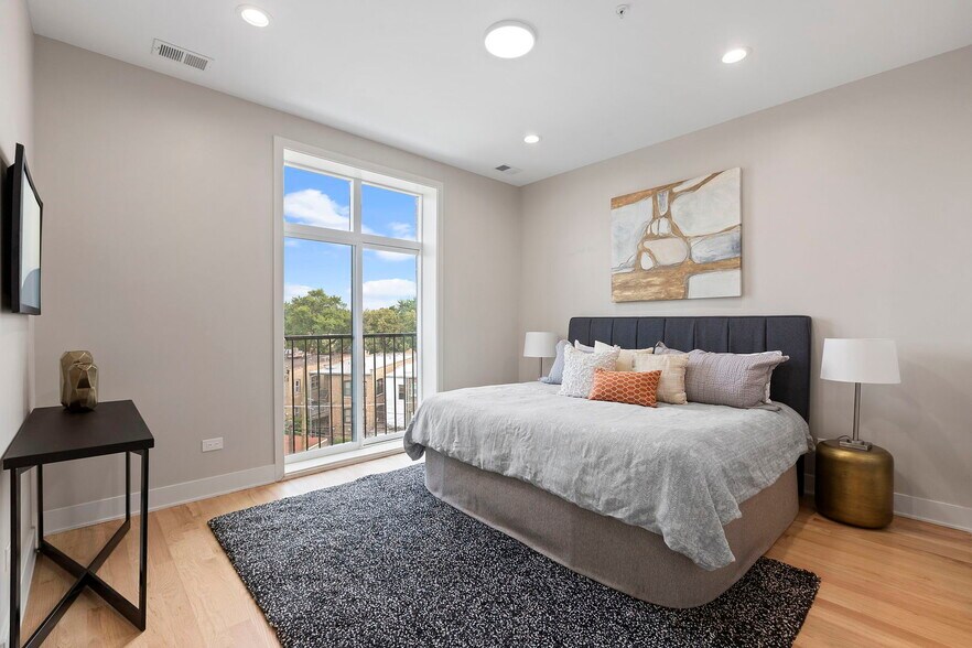 Building Photo - 5689 N Lincoln Ave