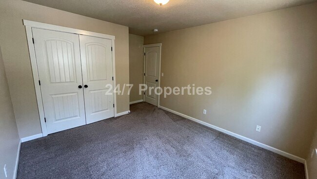 Building Photo - Stunning 4 BD | 2.5 BA Craftsman - Milwaukie