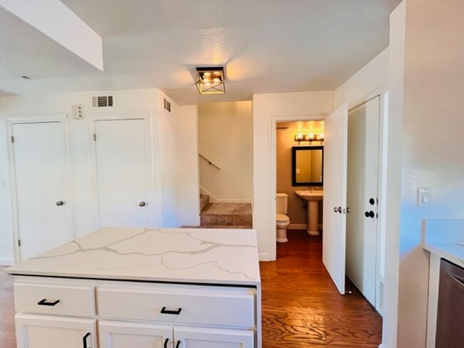 Building Photo - Move-in Ready 2BD/2.5BA Townhome in Westsi...