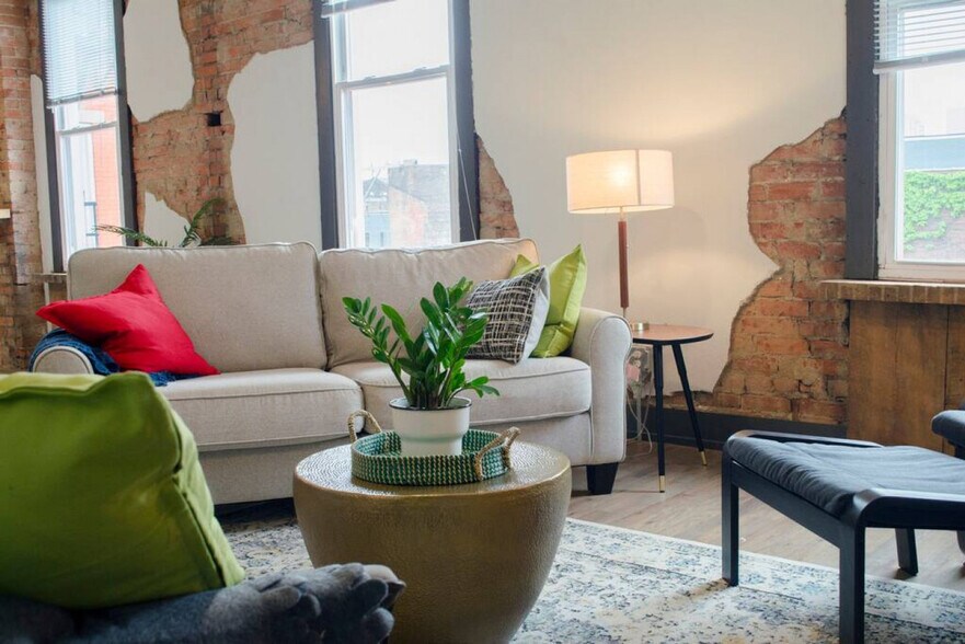 Building Photo - 1424 Pleasant St