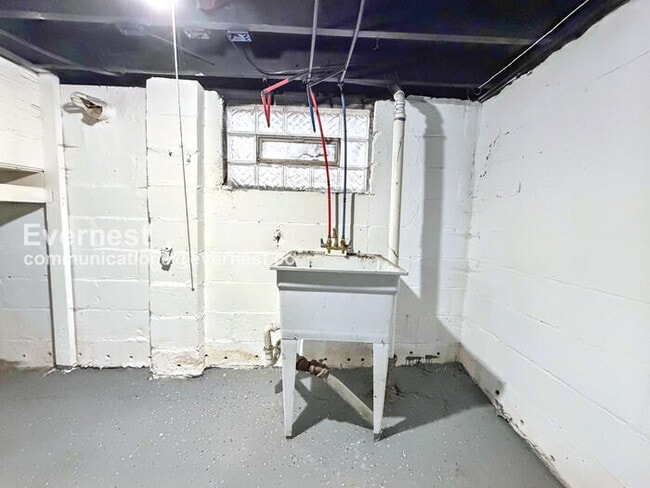 Building Photo - 2032 Kendall St