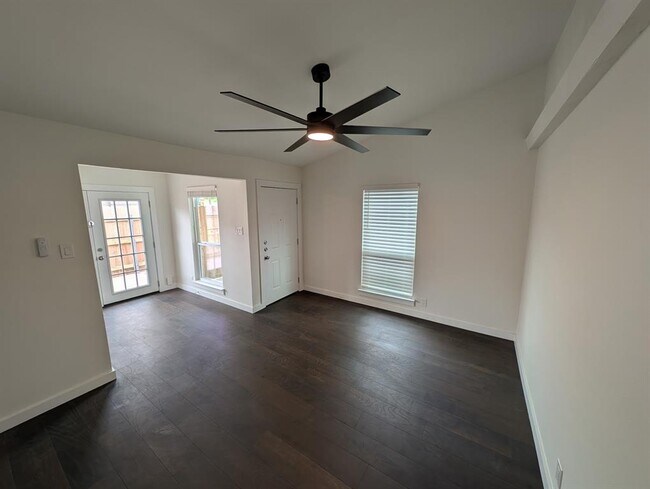 Building Photo - 2905 Parker Ln
