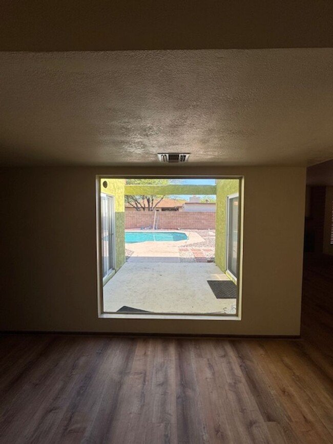 Building Photo - Northwest- 3 bedroom/ 2 bathroom with pool!