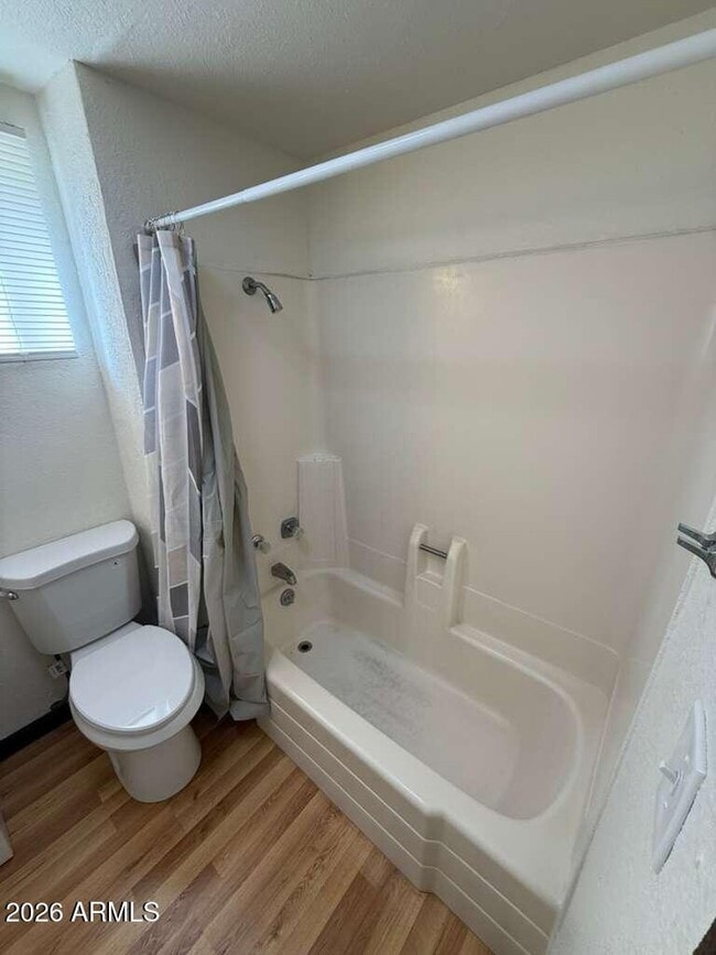 Building Photo - 860 E 13th St