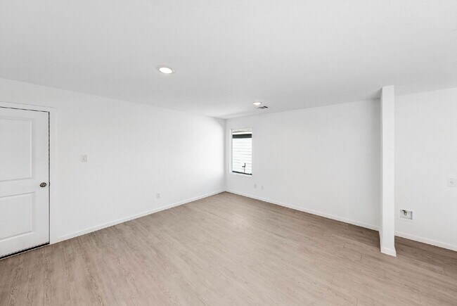 Building Photo - 1 MONTH FREE RENT WITH 18 - 24 MONTH LEASE!!! AVAILABLE THROUGH MARCH ONLY!