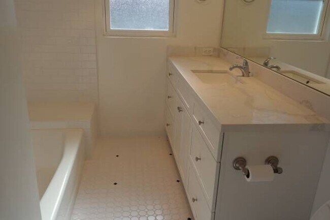 Building Photo - Lovely College Area Home