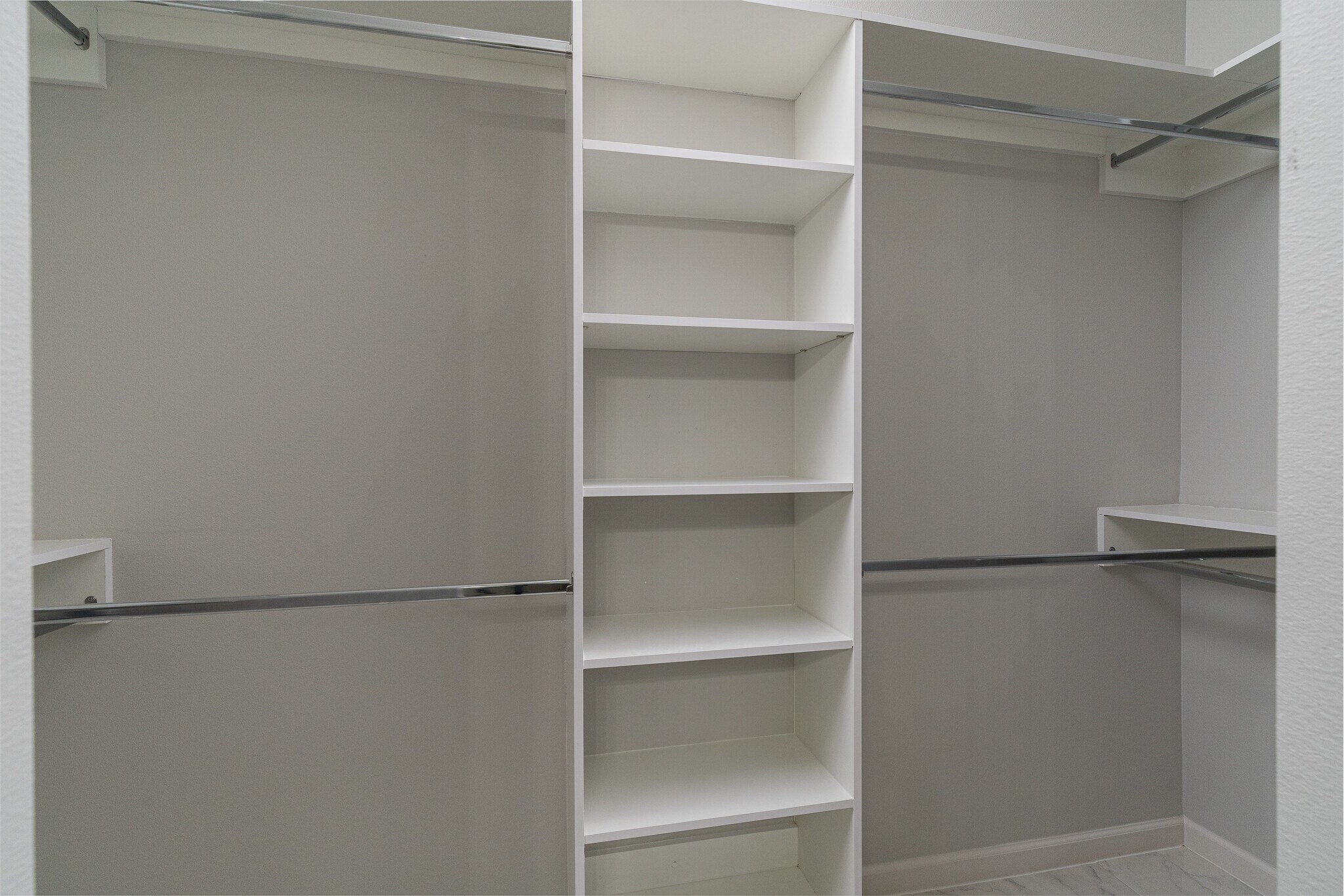 Building Photo - 1007 Hidden Hills St