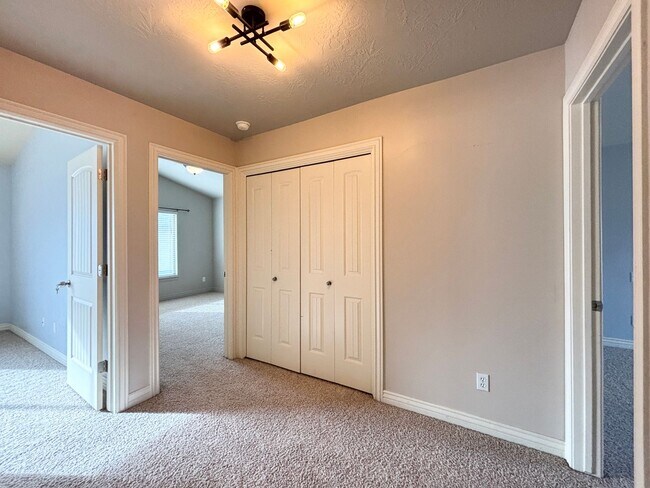 Building Photo - Lovely Townhome at Cottages on Ninth!