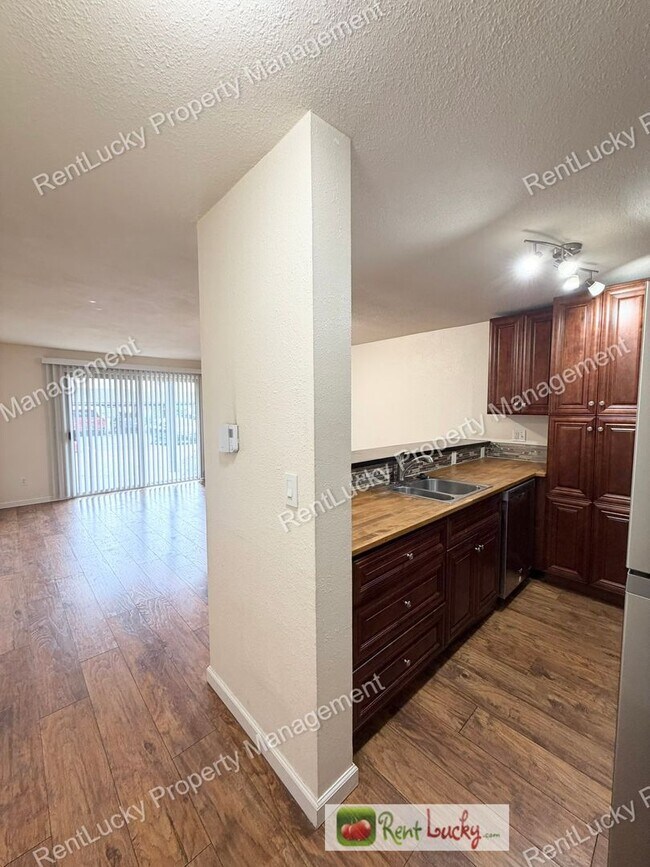 Building Photo - Great 1 Bedroom Condo in Federal Way! Beautiful Kitchen Finishes and Close to Light Rail!