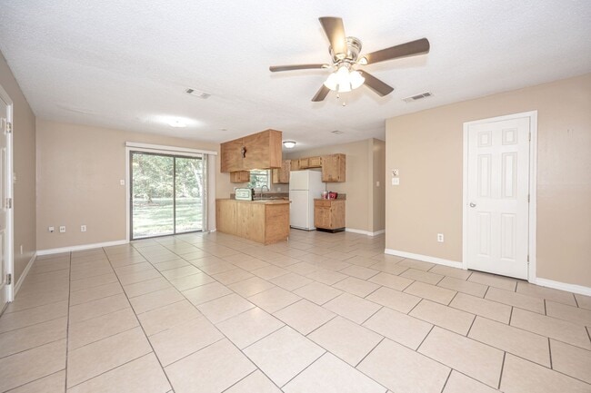 Building Photo - 3 Bedroom 1.5 Bath Home in Gautier!