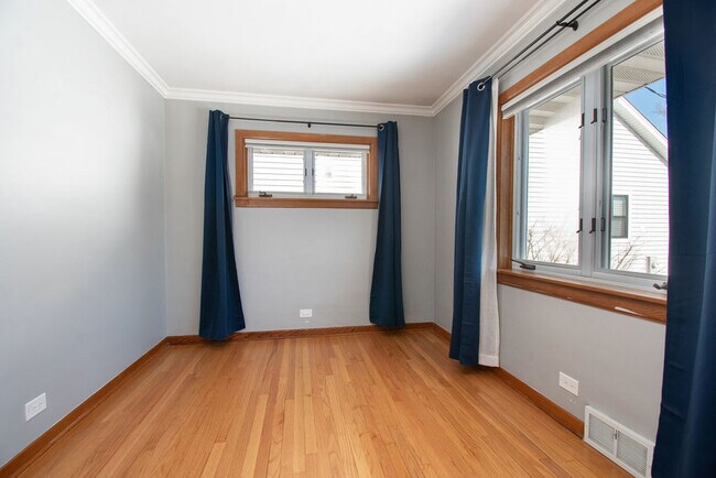 Building Photo - 131 S Lodge Ln